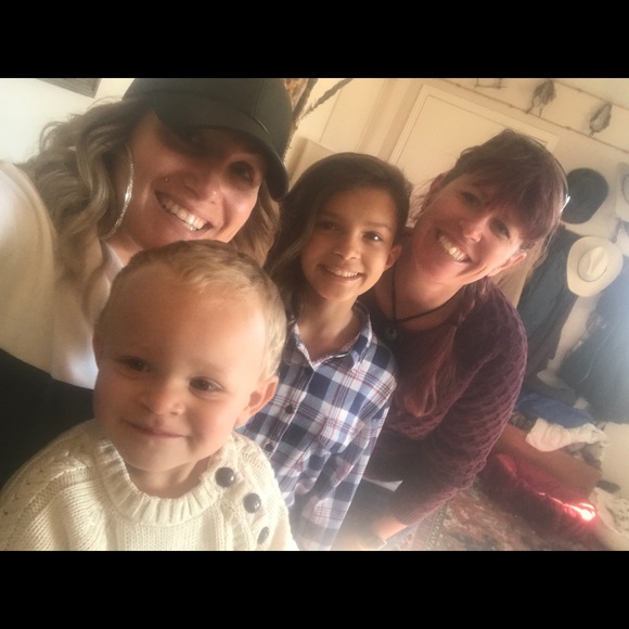 Hey Poshers I'm Lisa ! - Picture 2 of 3